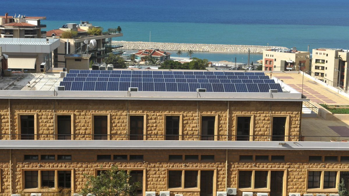 [Vu] Comment penser une diversité électrique face aux impératifs d'accès universel et de transition écologique dans les villes des Suds? Un portfolio de Mélanie Rateau, Alix Chaplain, Bérénice Girard et Emmanuelle Guillou revue-urbanites.fr/vu-rateau/ (📷 Jounieh, Liban, A. Chaplain)