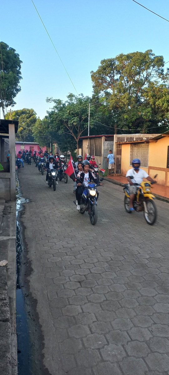 Diana motorizada UV Brenda Cano Torrez Tipitapa saludando el #4419VivaLaRevolución #Nicaragua #19Julio