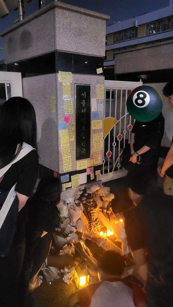 hanmyway's tweet image. 지금 서이초 정문입니다... 지나가다가 대충 찾아봤는데 곪을대로 곪은 부분이 터졌네요... 3선 국회의원 배경업은 학부모 갑질을 주요 원인으로 창고에서 00년생 갓 임용한 신규 교사가 허망하게 그렇게 되었다네요... 삼가 고인의 명복을 빕미다