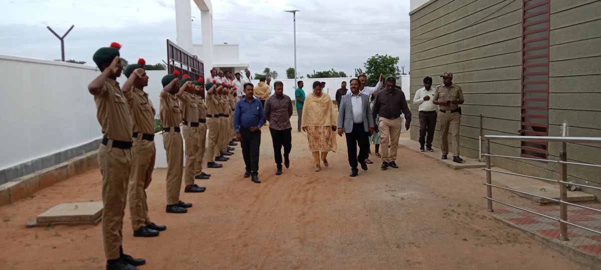 MMDRSKolar's tweet photo. @DOMGOK @deokolar @dckolar 
Today, Sri Akram Pasha I.A.S
Hon'ble Deputy Commissioner &amp; 
Smt. Venkatalakshmi K.A.S 
Hon'ble Asst. Commissioner of Kolar District paid a visit to our school,,,, https://t.co/lN7QS1L3Gd