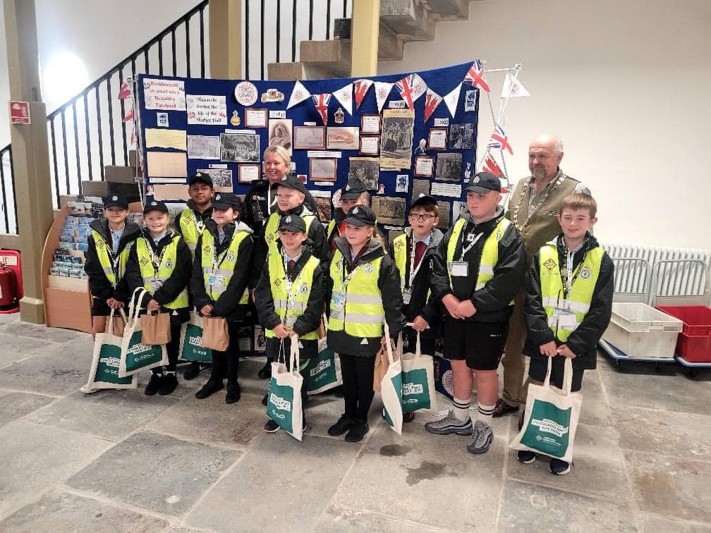 Heddlu Bach from Ysgol Llanfawr helping give out information &amp; maps for cruise guests from the <a href="/CarnivalCruise/">Carnival Cruise Line</a> Arcadia #minipolice #heddlu #cruise #holyhead #towncryer #mayor <a href="/StenaLineUKIE/">Stena Line UKIE</a> <a href="/NWPolice/">North Wales Police</a>