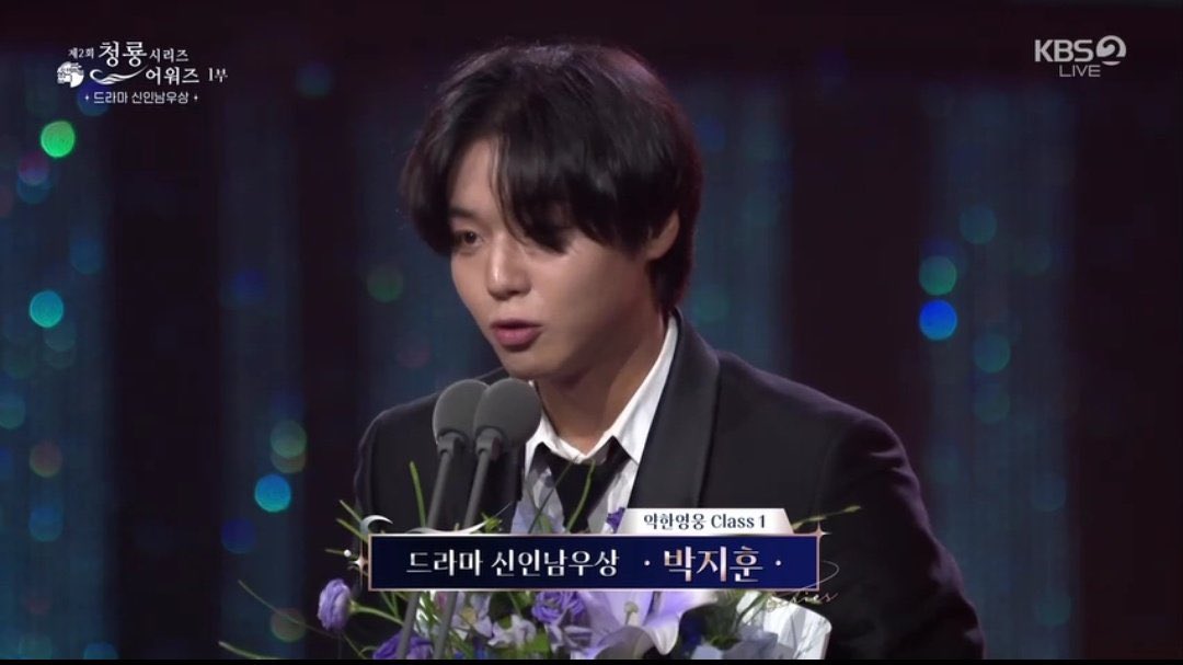 doramabra's tweet photo. MERECIDÍSSIMO! 👏🏻 Parabéns ao #ParkJiHoon pelo prêmio de Melhor Ator Novato pelo dorama #WeakHeroClass1 no #BlueDragonSeriesAwards. https://t.co/XuF6vigfWL