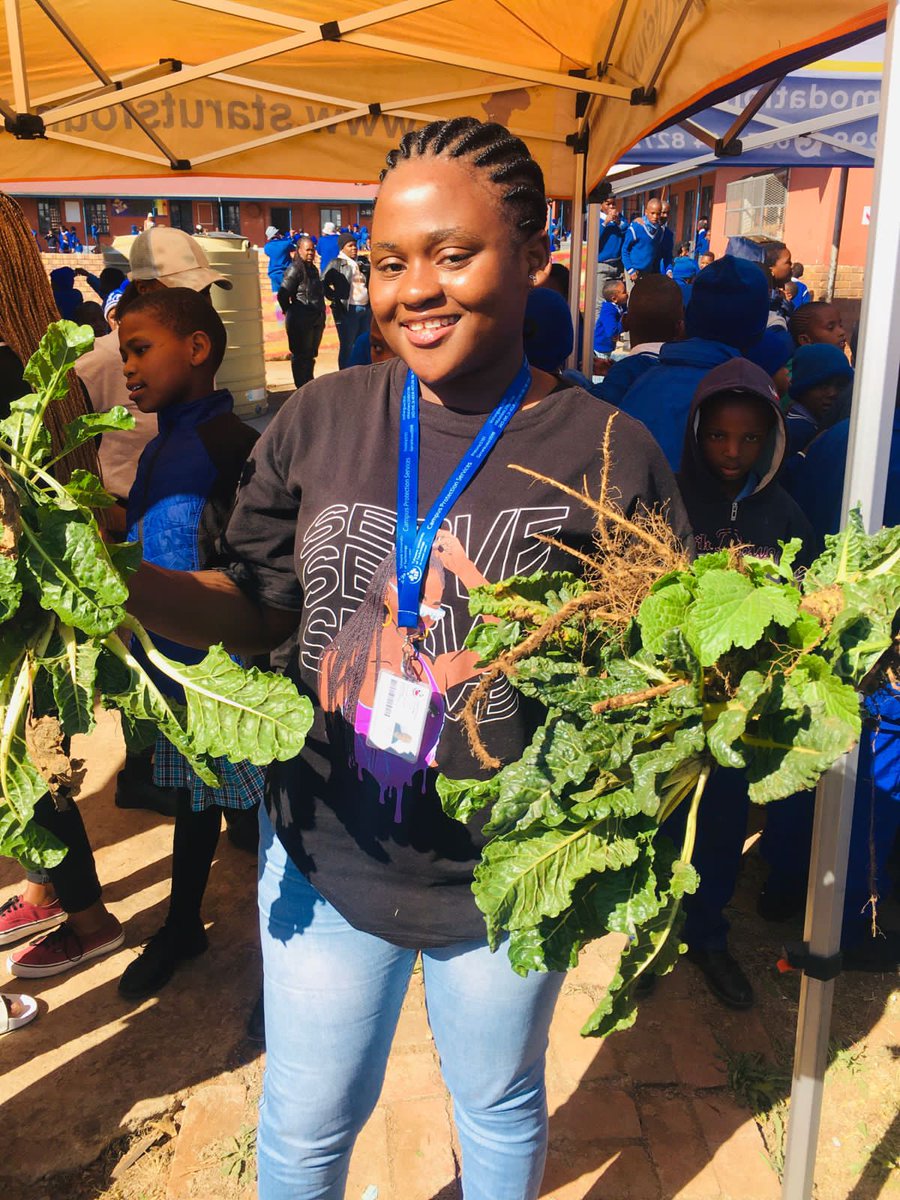 AmandaNtombi2's tweet photo. #MandelaMonth 
#TUTJOURN2023
As Mandela month continues we should always remember this month and the sacrifices he did for us. As TUT journalism students we decided to visit Budmbelle P School today to make a difference. We helped in the garden and we also helped with dishes. https://t.co/03NXVQPl7n
