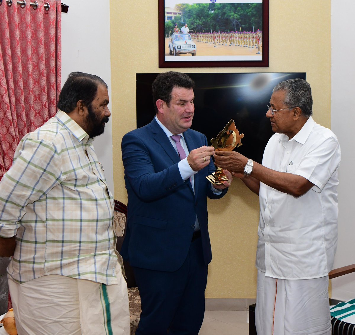 pinarayivijayan's tweet photo. Had a fruitful meeting with the German Federal Minister of Labour and Social Affairs, @hubertus_heil. We explored avenues to enhance the Kerala-Germany relationship, particularly by expanding employment prospects for our skilled workforce. Thank you for your love towards Kerala. https://t.co/BhbQEFlmDV