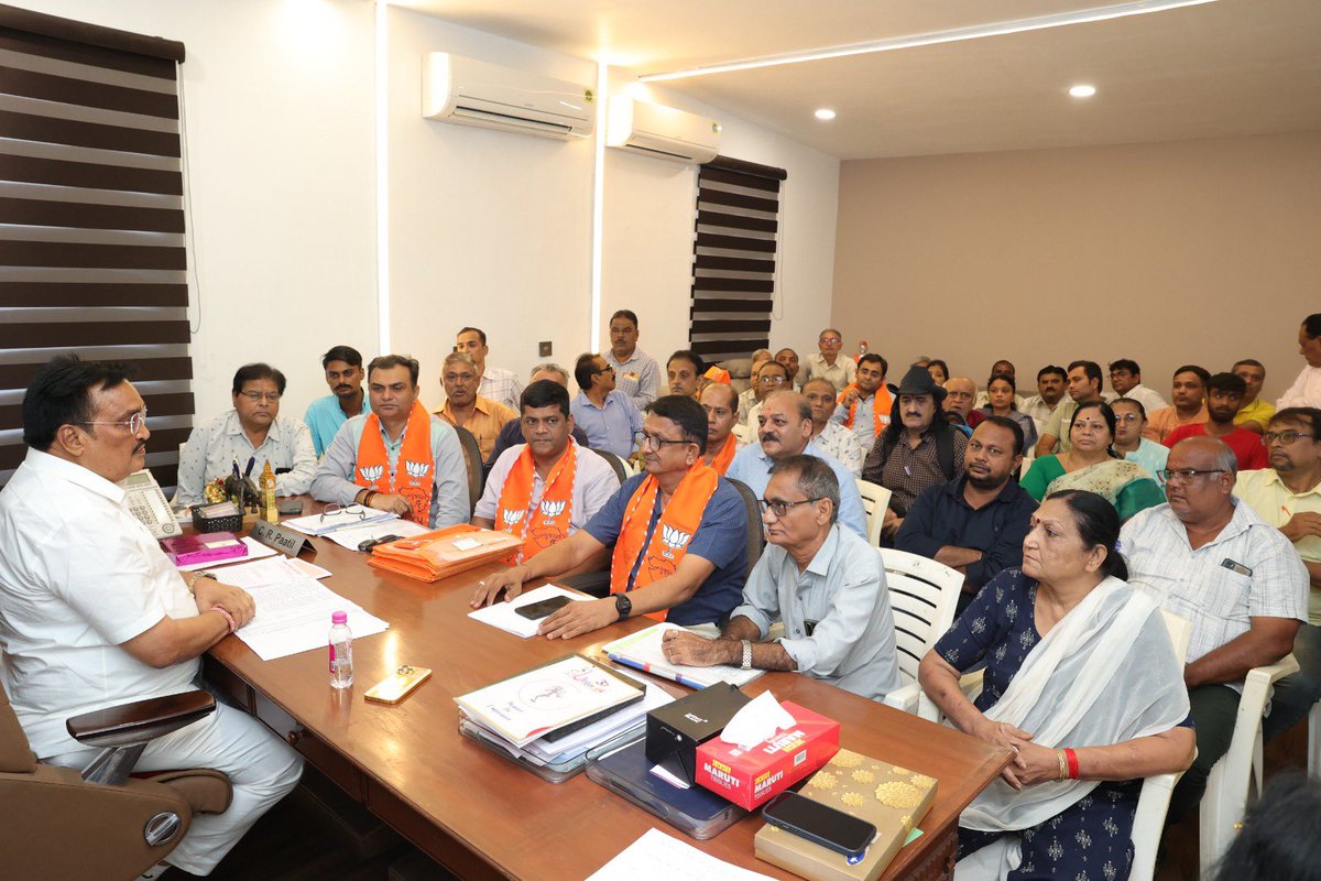 લિંબાયત વિધાનસભામાં આવતા વોર્ડ નંબર 20નાં બુથ પ્રમુખશ્રીઓ, શક્તિકેન્દ્રનાં ઇન્ચાર્જશ્રીઓ, વોર્ડ પ્રમુખશ્રીઓ, મહામંત્રીશ્રીઓ અને કોર્પોરેટરશ્રીઓ સાથે માઇનસ બુથને પ્લસમાં પરિવર્તિત કરવા અંગે સંવાદ સાધ્યો. સૌને માર્ગદર્શન પાઠવ્યું. 

લિંબાયત વિધાનસભાનાં ધારાસભ્ય શ્રીમતી