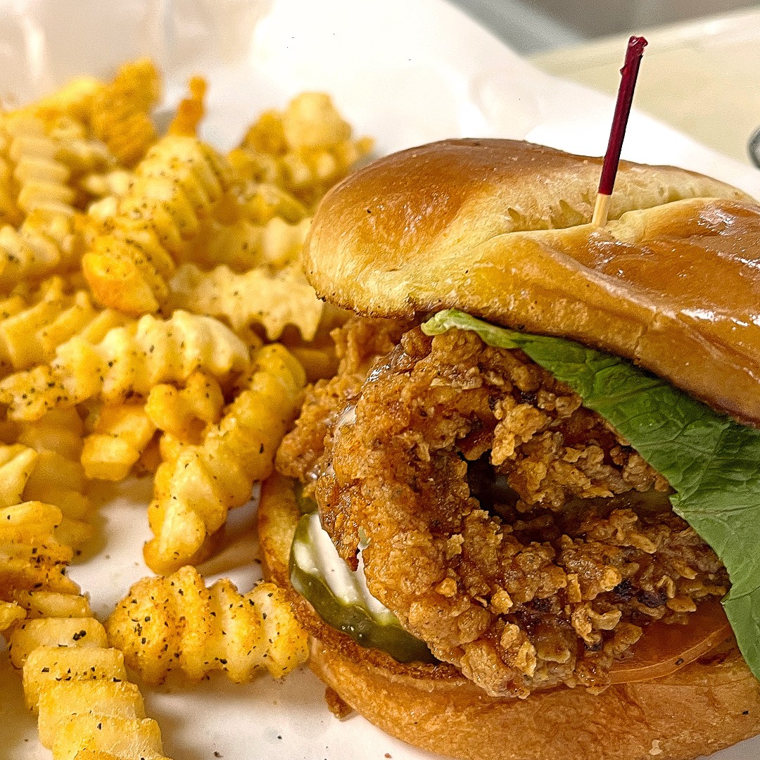 🐓🔥🤤 Who's ready to grab a chicken sandwich and some crinkle fries today? 🙋🏽

#stlsouthern #chickensandwich #friedchicken #nashvillehotchicken #sandwich #food #lunch #stleats #stlfoodscene #stlouis #eatlocal #explorestlouyis