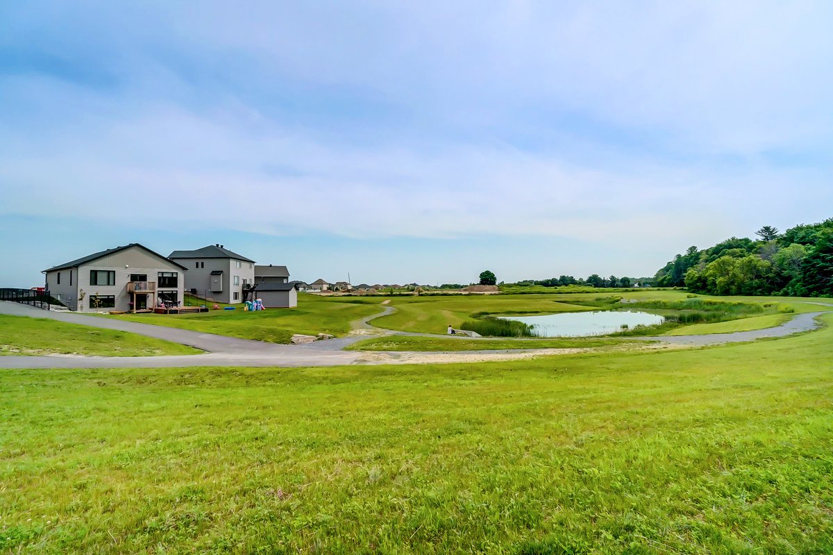 It's fantastic to be connected to nature! Especially when there's lots of green space in your community. Visit Place St. Thomas in Embrun, and see what it offers. 😍🏡🌲

#NewHomesEmbrun #ValecraftHomes