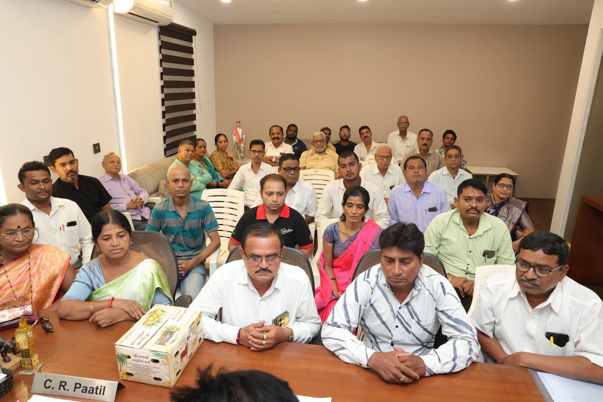 લિંબાયત વિધાનસભામાં આવતા વોર્ડ નંબર 25નાં બુથ પ્રમુખશ્રીઓ, શક્તિકેન્દ્રનાં ઇન્ચાર્જશ્રીઓ, વોર્ડ પ્રમુખશ્રીઓ, મહામંત્રીશ્રીઓ અને કોર્પોરેટરશ્રીઓ સાથે માઇનસ બુથને પ્લસમાં પરિવર્તિત કરવા અંગે ચર્ચા કરી. સૌને માર્ગદર્શન પાઠવ્યું. 

લિંબાયત વિધાનસભાનાં ધારાસભ્ય શ્રીમતી