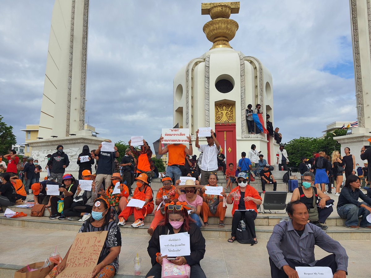 News26348449's tweet photo. ประชาชนเริ่มรวมตัวกันที่อนุสาวรีย์ประชาธิปไตย
#ม็อบ19กรกฎา66 https://t.co/Ps9n84NfzS