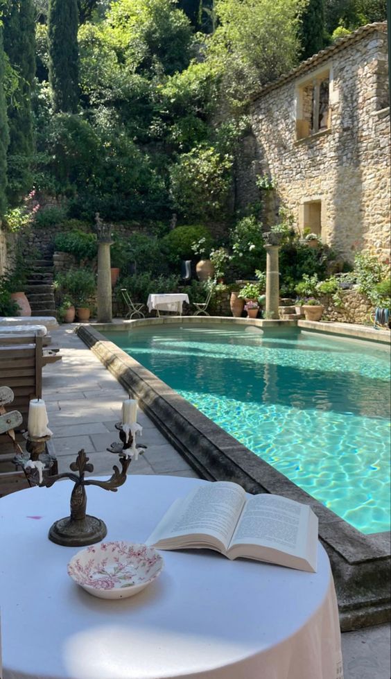 itsthefemmemuse's tweet photo. Chateau. https://t.co/DeeTal1b2m