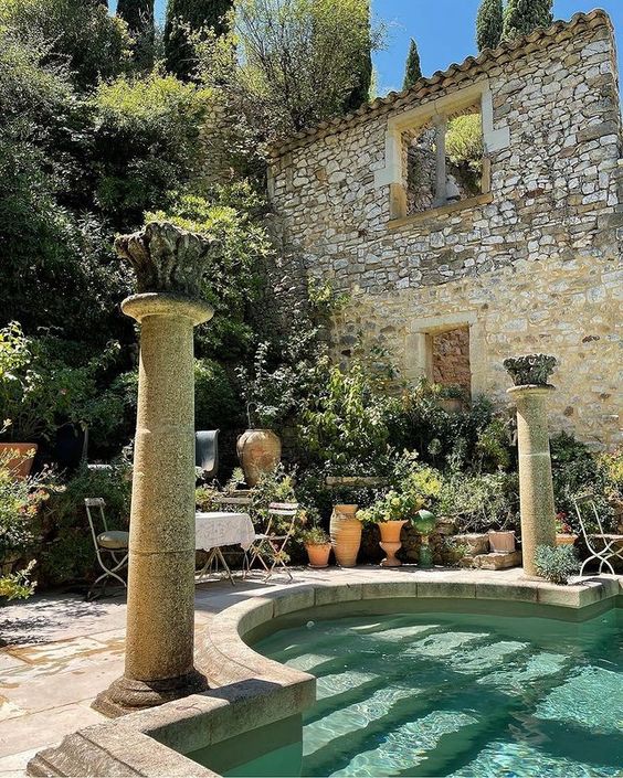 itsthefemmemuse's tweet photo. Chateau. https://t.co/DeeTal1b2m