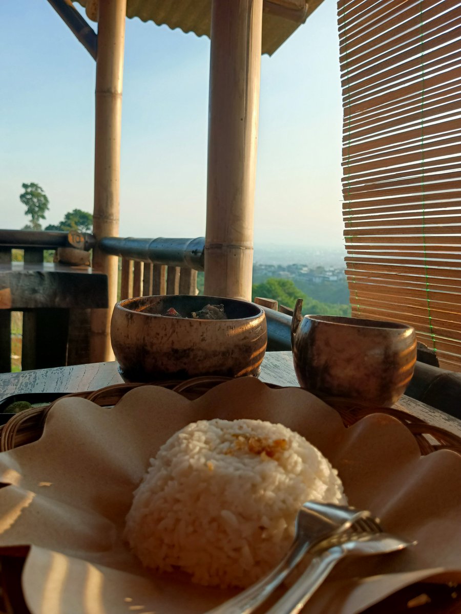 Makan sore... Di temanin senja