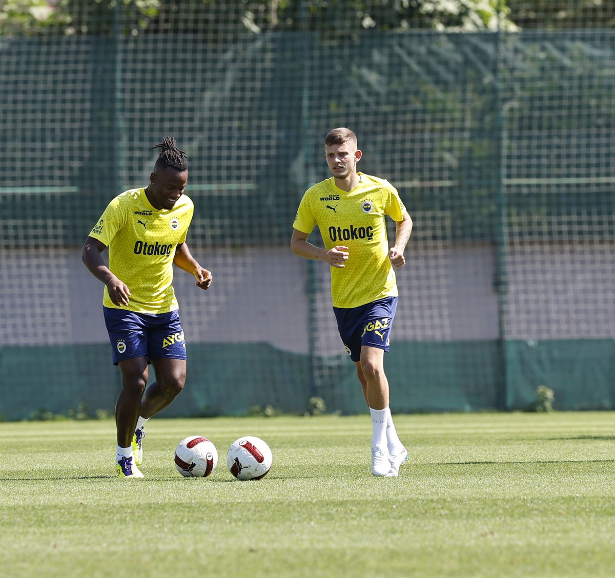 Fenerbahce's tweet photo. 📸 Günün ilk antrenmanından fotoğraflar. https://t.co/dRKmdVjjFE