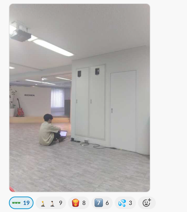 richka_cm's tweet photo. フリーアドレスを極めるとこうなる。 https://t.co/LSPqAbaI1G