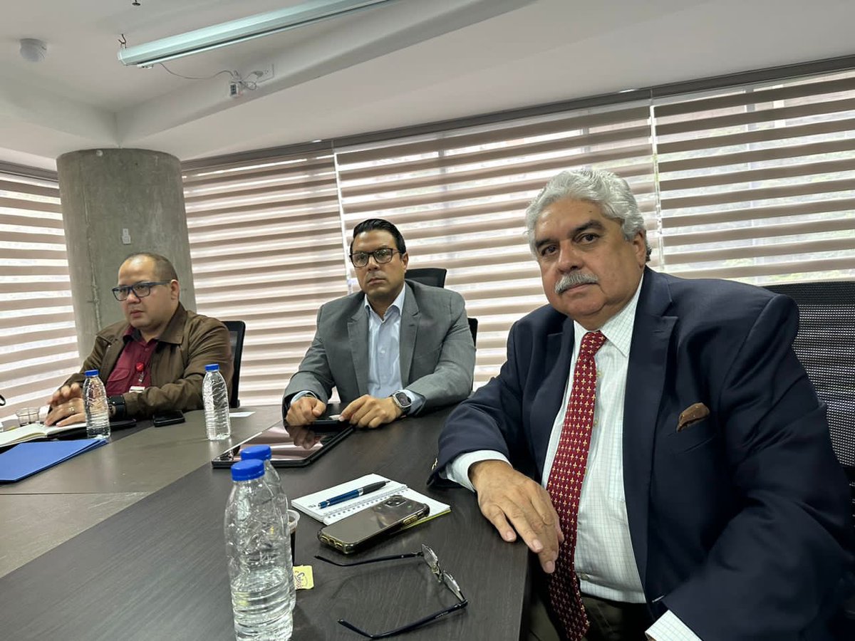 pedrorivasi's tweet photo. Celebramos la reunión en la vicepresidencia de economia productiva con el viceministro Héctor Silva y el vicepresidente de comercio y distribución nacional de Pdvsa ¡seguimos construyendo futuro HOY! #PedroRivas  #CandidatoPresidenciaFedecamaras https://t.co/LHKRiC8bSe
