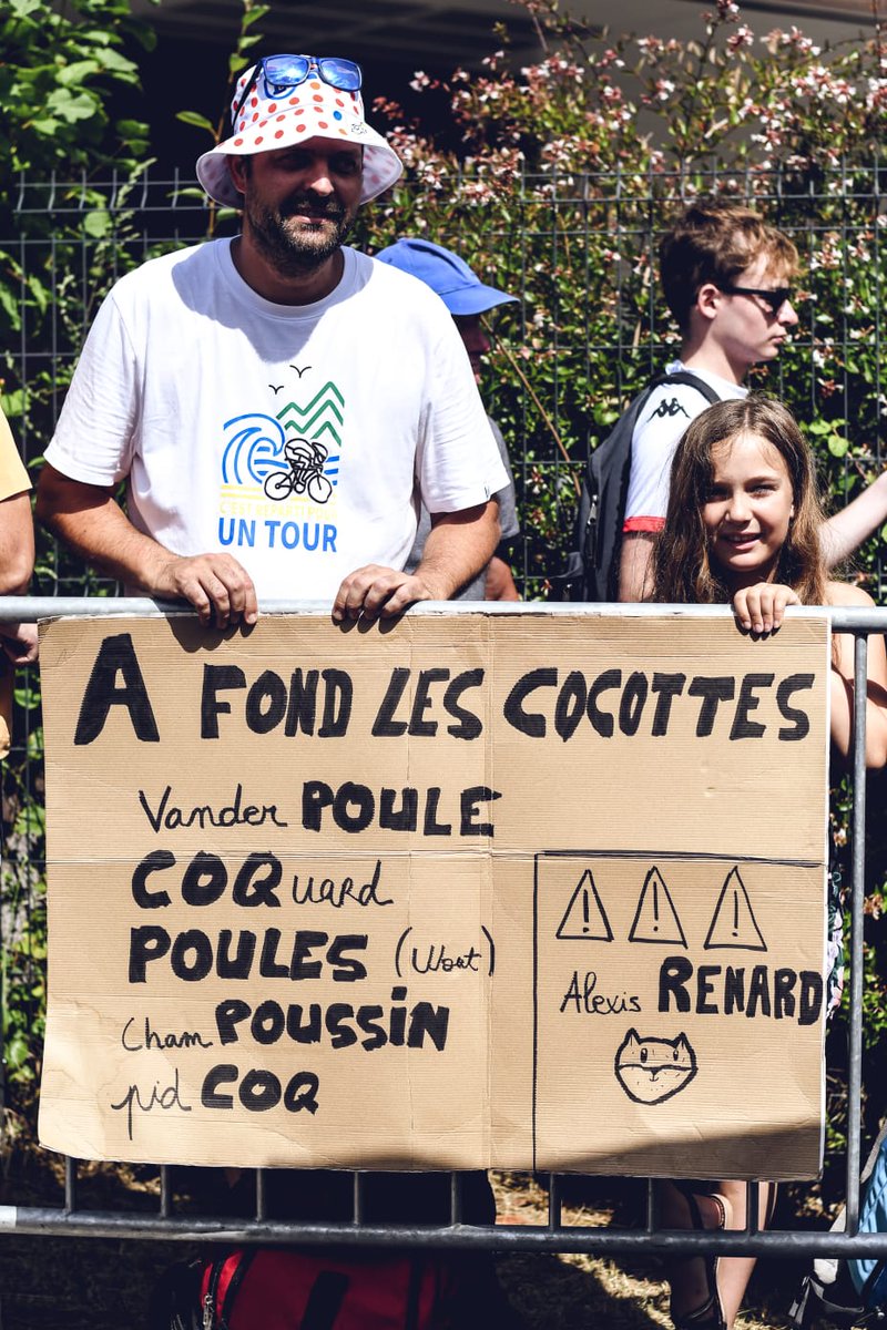 Assurément la plus belle pancarte de ce départ 😍 Vivement qu' <a href="/alexisrenard_/">𝗔𝗹𝗲𝘅𝗶𝘀 𝗥𝗲𝗻𝗮𝗿𝗱</a> revienne dans la basse cour ! 

#TDF2023 📸 <a href="/MathildeLAzou/">Mathilde L'Azou</a>