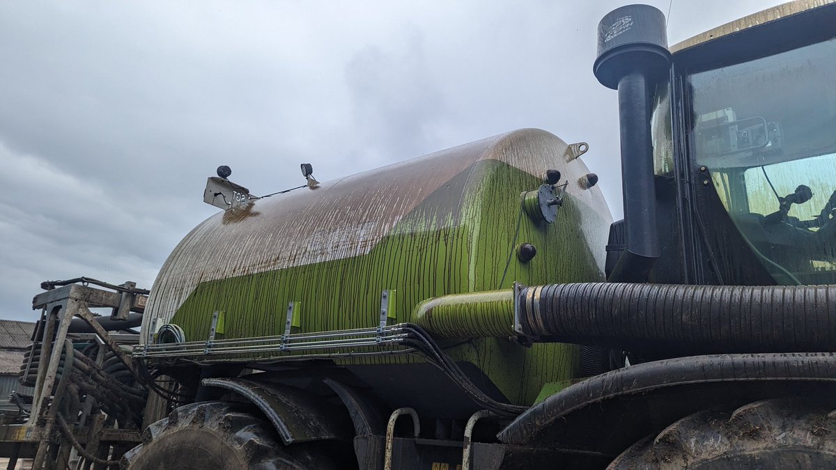 Ben_Jamin_Watts's tweet photo. Everyday is a good day, just some days not so much! Was planning on working it not washing it this morning. #digestate #splitpipes #Claasxerion https://t.co/gpi5s5oDSt