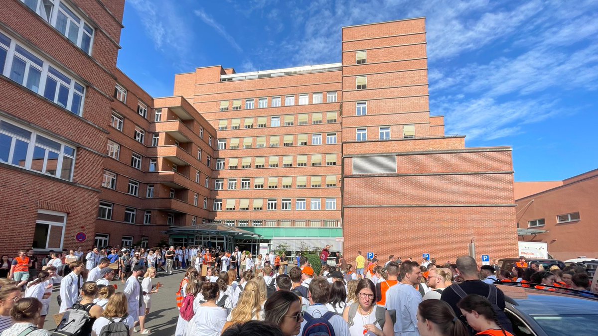 Weil Krankheitstage keine Fehltage sind! Weil Lehre ihren geschützten Platz im PJ haben muss! Weil gute Lehre Investition in die Zukunft bedeutet! Auch wir waren heute mit der Fachschaft auf der Straße. Danke für die Initiative <a href="/bvmd_de/">Bundesvertretung der Medizinstudierenden</a>! @marburger_bund <a href="/BDI_eV/">BDI</a> <a href="/SpiFa_eV/">SpiFa e.V.</a>