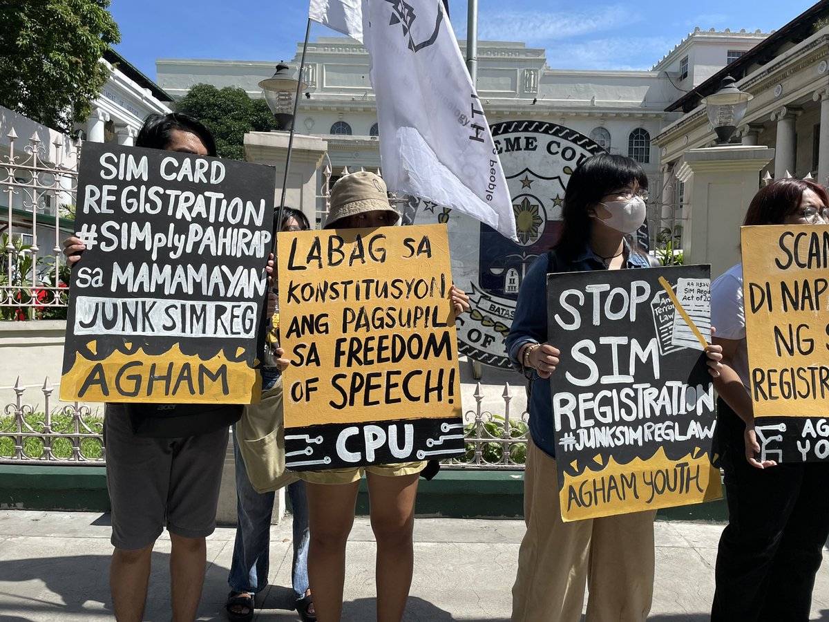 AghamYouthIntra's tweet photo. ICYMI: Youth scientists, along with other groups in the Junk Sim Reg Network, held a protest in front of the Supreme Court to assert the need of junking the anti-people sim registration law.

#JunkSimRegLaw
#SaveOurSims https://t.co/aEu8Qqs54x