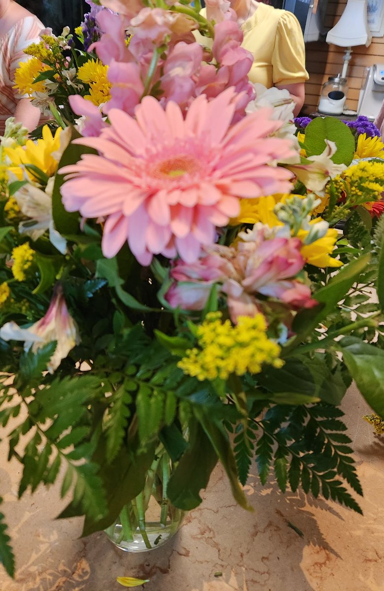 MuseumLara's tweet photo. #DailyHappy is learning flower arranging with my @H4TG_org friends. So good to talk &amp; laugh &amp; be with others going through cancer too. This group has become so important to me. #ThanksCancer #Thriver #Here4TheGirls https://t.co/nDuMqwCN0S