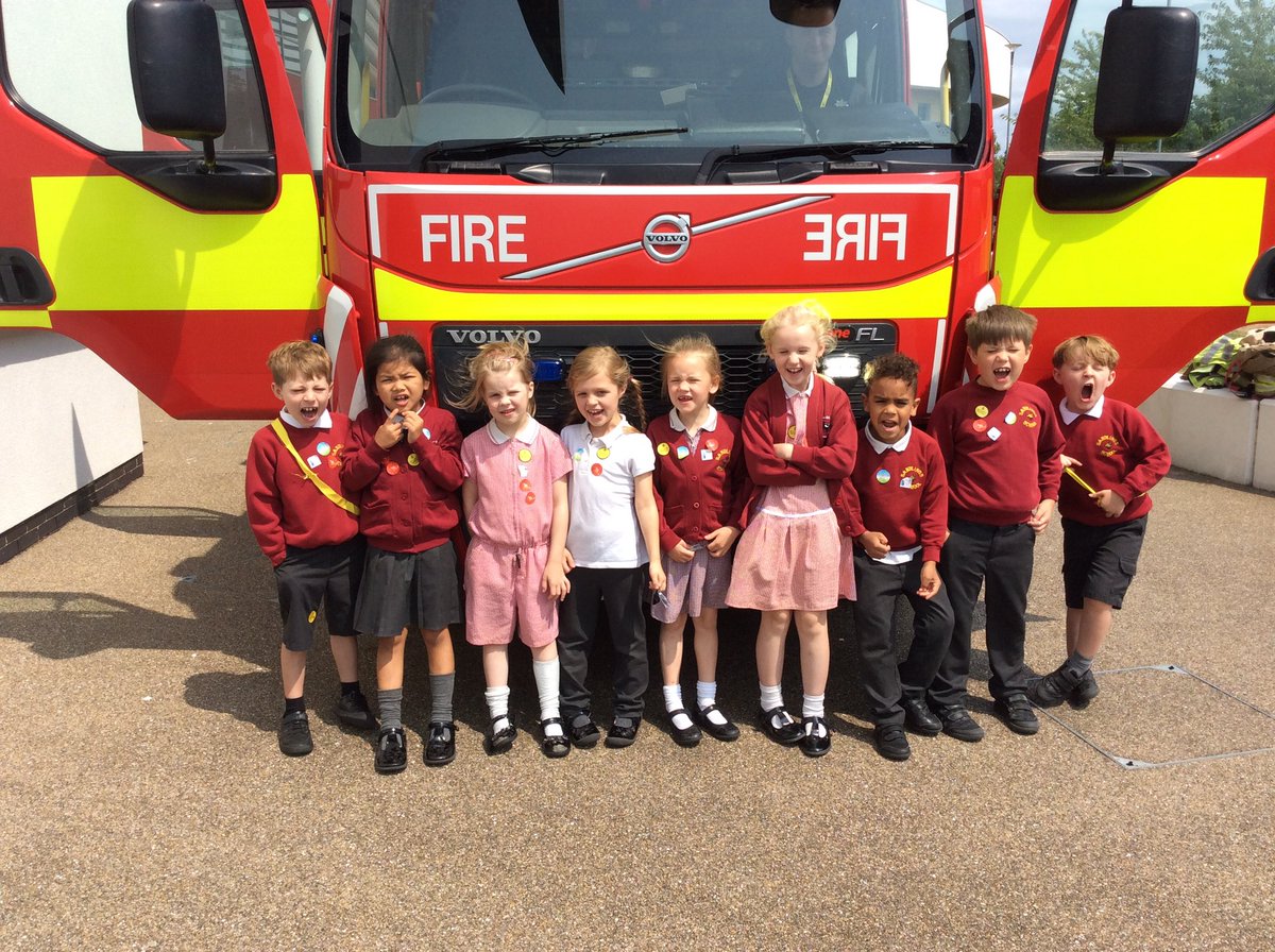 SandlingsP's tweet photo. Year 2 had an amazing skills day learning about the use of ICT in 11 different jobs! Thank you @WestSuffolk @SuffolkOne Suffolk One https://t.co/dj2x7rMg13