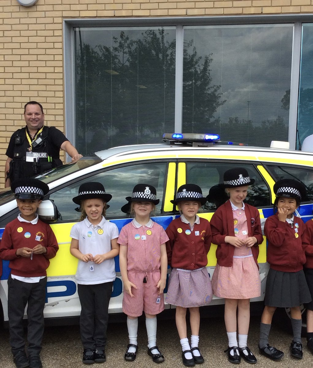 SandlingsP's tweet photo. Year 2 had an amazing skills day learning about the use of ICT in 11 different jobs! Thank you @WestSuffolk @SuffolkOne Suffolk One https://t.co/dj2x7rMg13