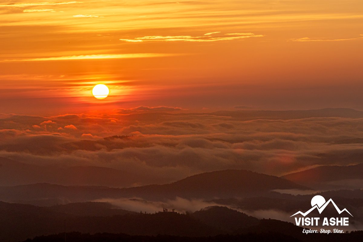 Morning view from the Blue Ridge Parkway 😍😍😍

#ashecountync #ashecounty #weekendgetaway #visitashe #thecoolestcorner #blueridgeparkway #blueridgemoments #blueridgemountains #lovenc #newriver #canoethenew #mountainlife #ncmountains
