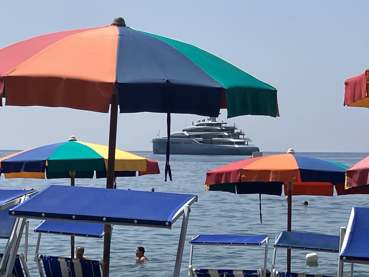 So, this is Joe Lewis modest yacht Aviva 4. Apparently we prefer the same beach on Ischia. Should I swim out there and tell him to buy two CBs? #THFC #COYS