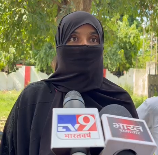 bstvlive's tweet photo. लखीमपुर

➡️लखी���पुर में तलाक के बाद हलाला कराया गया 

➡️महिला का तीसरी बार हलाला करने का दबाव

➡️पहले तलाक फिर हलाला के बाद निकाह कराया 

➡️दूसरी बार पति ने बहनोई से करवाया हलाला

➡️निकाह के बाद पति ने दो बार दिया तलाक 

➡️बहनोई से हलाला करवाने के बाद किया ��िकाह 

➡️अब तीसरी बार तलाक के बाद हलाला का दबाव

➡️मामले में पीड़ित पत्नी ने पुलिस से की शिकायत

➡️लखीमपुर के सदर कोतवाली क्षेत्र का मामला 

#Lakhimpur