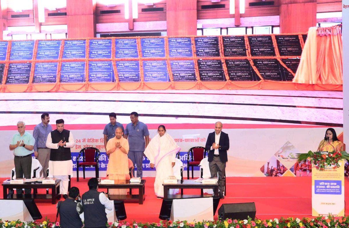 basicshiksha_up's tweet photo. लोकभवन में आयोजित कार्यक्रम में मा0 मुख्यमंत्री श्री @myogiadityanath जी द्वारा 125 कस्तूरबा गांधी बालिका इण्टर कॉलेज, 20 डायट में अतिरिक्त कक्षा-कक्ष का लोकार्पण किया गया। साथ ही प्री-प्राइमरी शिक्षा हेतु को-लोकेटेड आंगनबाड़ी केन्द्रों को @iitgn द्वारा विकसित वंडर बॉक्स का वितरण किया गया।
#YogiBasicEducationModel 
@UPGovt @CMOfficeUP @thisissanjubjp