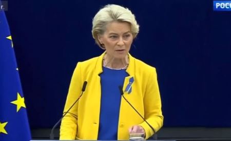 VictorSinclair3's tweet photo. Je vous présente Ursula du Service Après-Vente d'Ikea, qui nous sort du bleu et du jaune pour nous faire passer subtilement quelques petits messages sur qui on doit soutenir.
Ils sont grotesques. 
Je les hais. 
On n'a rien à foutre dans cette Union corrompue jusqu'à la moëlle... https://t.co/f0MIeorklN