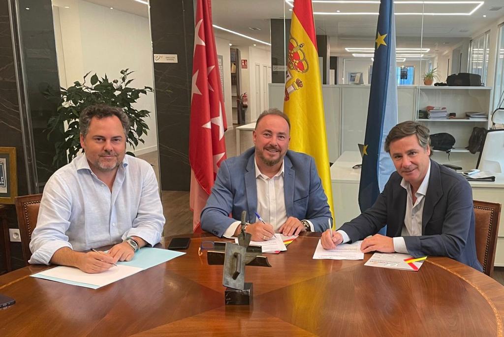 CONCOVI_Espana's tweet photo. 🔝 Firma del acuerdo entre #CONCOVI y #JHASA, uno de los principales brokers de seguros independientes en los sectores de Energía, #Construcción y M&A
📸 @CasaresCollado, nuestro presidente, y los socios fundadores de JHASA, Juan Sánchez de Amoraga y Juan Hurtado dé Amezaga https://t.co/mq691sPXqD