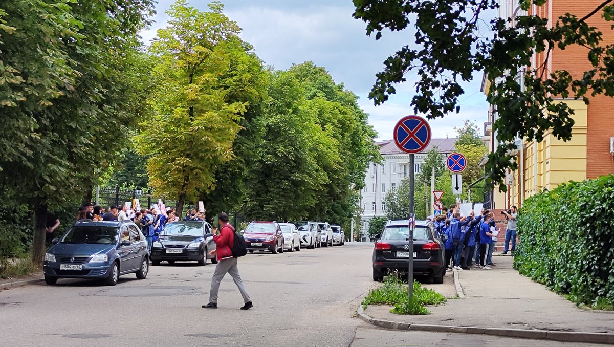 vajudge's tweet image. Крики: "Страны НАТО пособники смерти"
У польского посольства своя атмосфера...