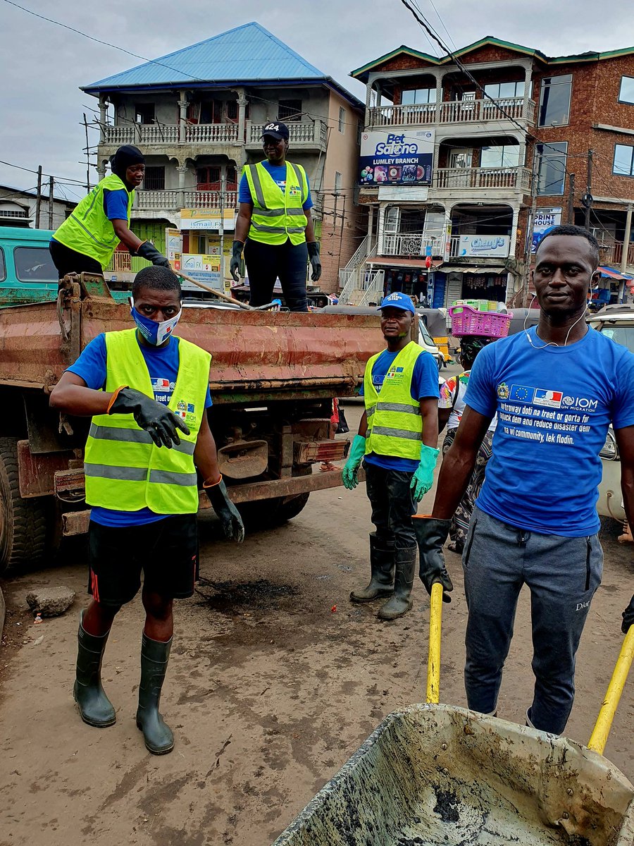 Christo25368370's tweet photo. Truely inspired and impressed by the hard work of our returnees cleaning the drainage of Lumley Market and Bai Bureh Road. Thanks to all! #greenreintegration #disasterriskreduction #cleanfreetown @IOMSierraLeone @IOM_MECC @FCC_Freetown @IOMROWCA @UNSierraLeone https://t.co/uGKqAf3C7M