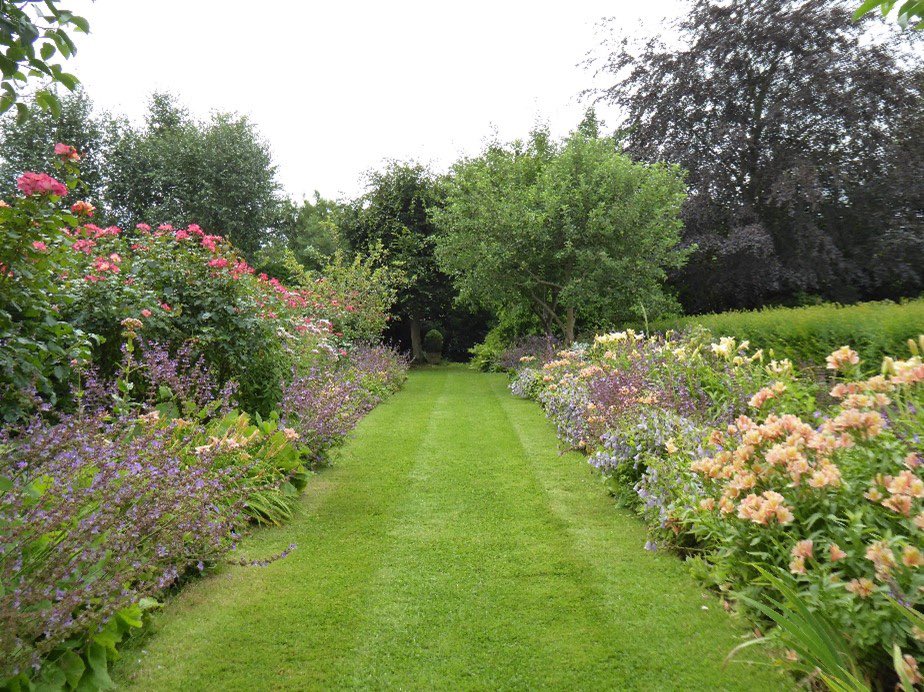 Worshipful Company of Launderers (@twcolaunderers) on Twitter photo The Master was privileged to visit Theobalds Farmhouse Garden with City Consorts. Alison Green has created a magnificent garden of ‘rooms’. It is hard to believe this was a field with a rubbish dump at the end just 23 years ago!
Thank you <a href="/CityConsorts/">City Consorts</a> for such an enjoyable day. The Master was privileged to visit Theobalds Farmhouse Garden with City Consorts. Alison Green has created a magnificent garden of ‘rooms’. It is hard to believe this was a field with a rubbish dump at the end just 23 years ago!
Thank you <a href="/CityConsorts/">City Consorts</a> for such an enjoyable day.