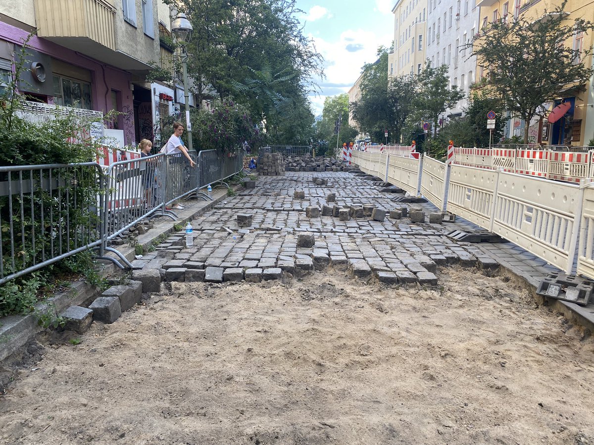 Hey Graefekiez (@hey_graefekiez) on Twitter photo Gestern hat die Entsiegelung des Bodens in der Graefestr. und Böckhstr. begonnen!
Wenn Sie die Flächen aktiv mitgestalten wollen, melden Sie sich bitte bei uns unter graefekiez@paper-planes.net.
Ein erstes Treffen ist für Do., den 27.07. um 18 Uhr vor der Lemgo-Schule geplant Gestern hat die Entsiegelung des Bodens in der Graefestr. und Böckhstr. begonnen!
Wenn Sie die Flächen aktiv mitgestalten wollen, melden Sie sich bitte bei uns unter graefekiez@paper-planes.net.
Ein erstes Treffen ist für Do., den 27.07. um 18 Uhr vor der Lemgo-Schule geplant