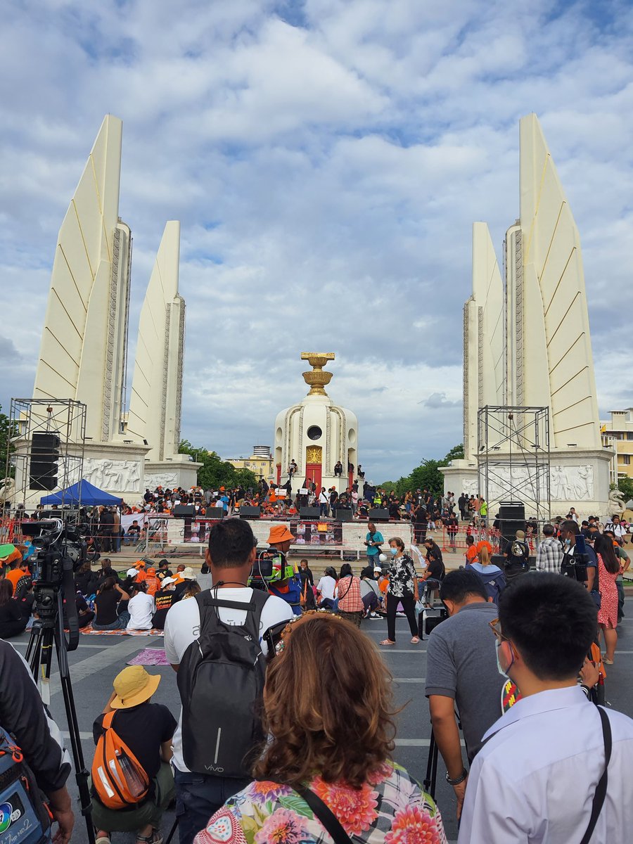 News26348449's tweet photo. เวทียังไม่เสร็จ แต่ประชาชนมารอทำกิจกรรมกันแล้ว
#ม็อบ19กรกฎา66 https://t.co/ov2TTIvrTn