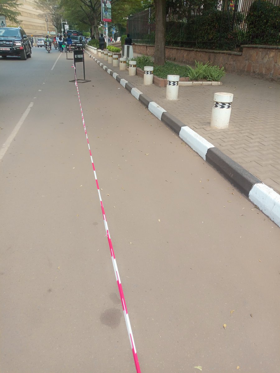 Sambannz's tweet photo. Parliament has a perimeter wall separating it from the wanaichi.
But, wanaichi walkways are also blocked, pushing us to use the parking area besides the road, this is also blocked by MPs lead&amp;escort vehicles.
Didn't speaker @AnitahAmong say this is "a people centred Parliament?" https://t.co/TbMB82HXHK