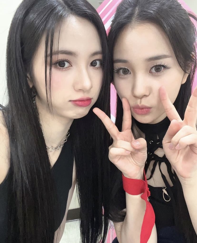 JIHANSITES's tweet photo. Jihan with Cherry Bullet's Jiwon ! https://t.co/Dz1f8chKDD