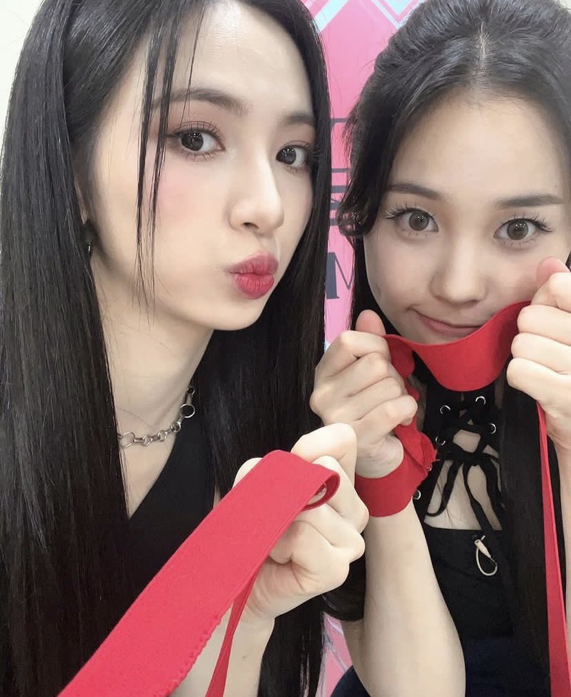 Jihan with Cherry Bullet's Jiwon !