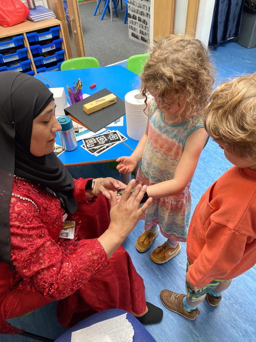 Purple has had a fantastic morning at our Summer Festival! We started off with some flamenco 💃 followed by bubbloleology🫧. Now we are making flags, dressing up and even doing henna patterns! @Grazebrook_Pri @MsLunatGB18