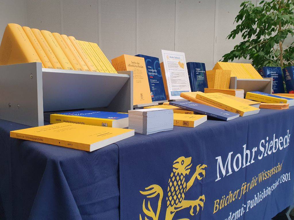 Daniela Taudt, unsere Programmleiterin Öffentliches Recht, ist ab heute bei der 63. Jungen Tagung Öffentliches Recht @JTOER23 in Hamburg und freut sich auf Besucher an unserem Stand! #JTOER23