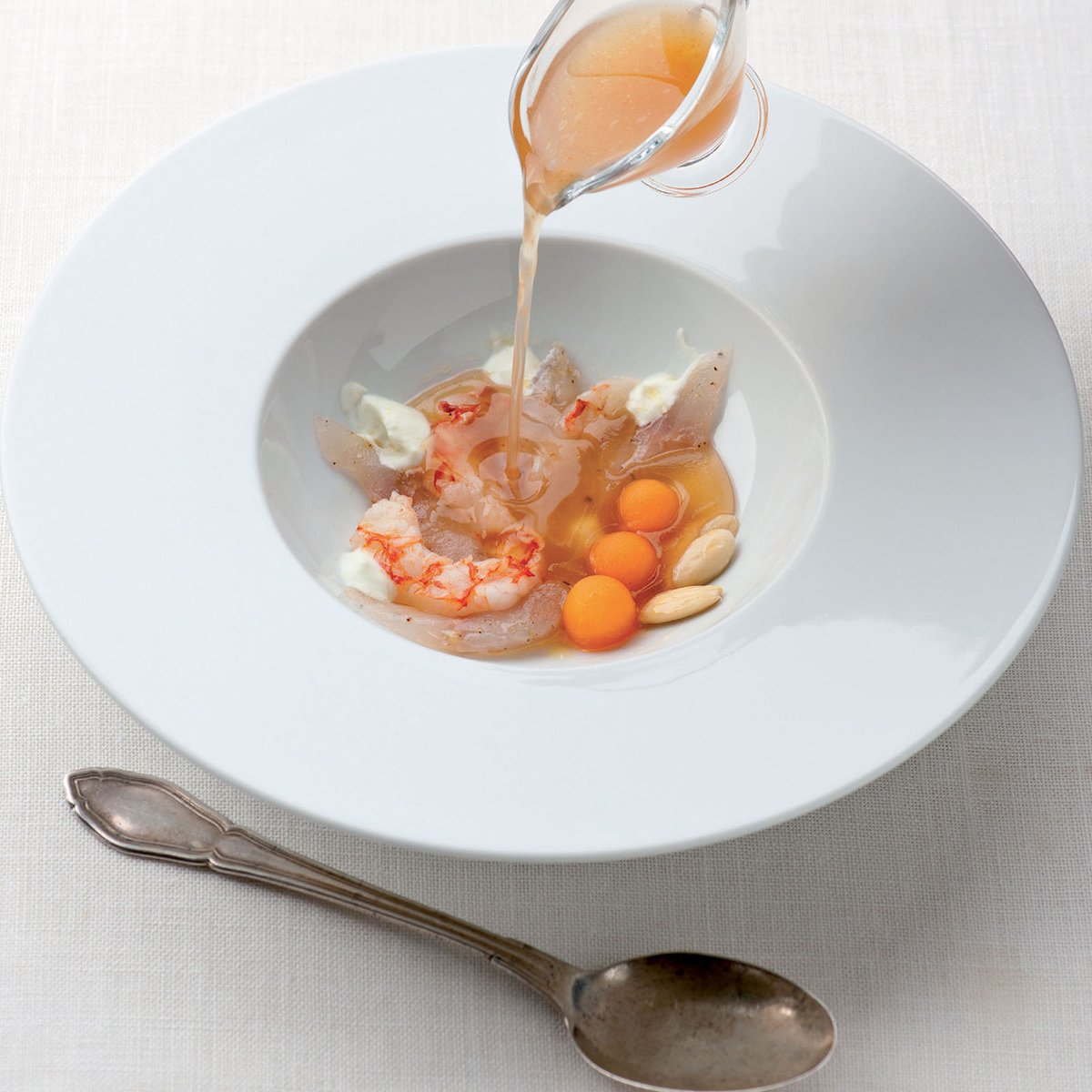 Ricetta della settimana: zuppa di gamberi e ombrina con melone di @consoliniisidoro dalle pagine di “Bicchieri da gustare” / Foto @riccardolettieri / Scopri di più: tinyurl.com/56pymbct
