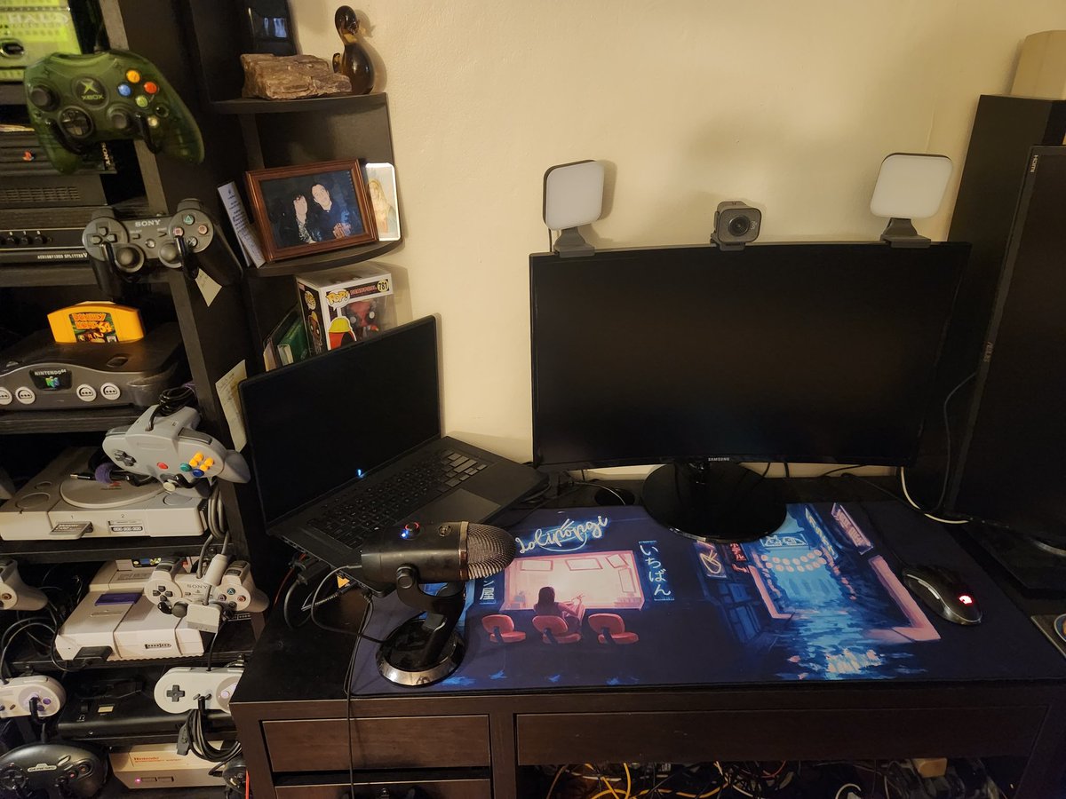 MikeplayForFun's tweet image. I absolutely love my mouse pad from @lolipopgitv and @JamesBBarrow. Even though I  think I need a bigger desk now.