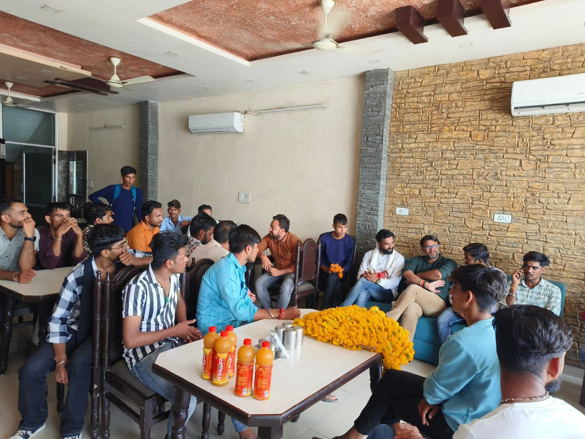 RekhaKumawat06's tweet image. जयपुर से अजमेर के रास्ते श्री लोकेश जी का जगह-जगह पर युवा साथियों द्वारा जोरदार स्वागत...😊
#LokeshSharmaInAjmer