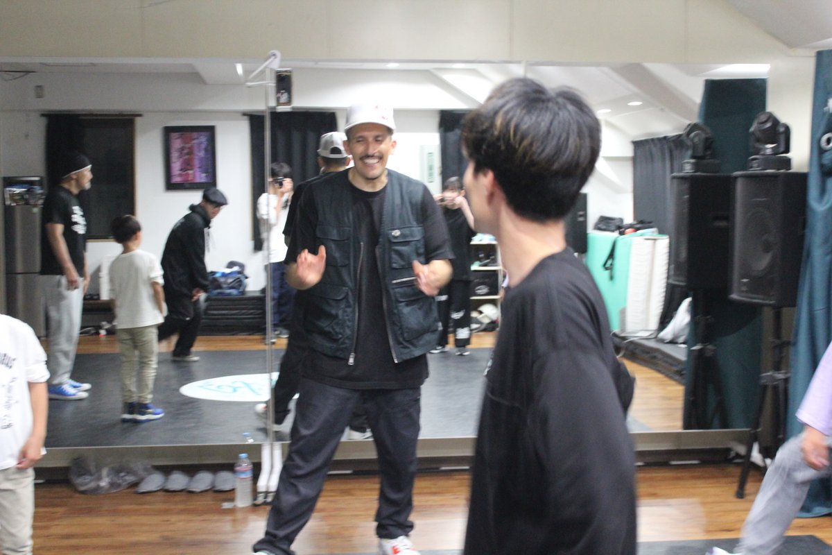 ethic_dance's tweet photo. 🌉おはようございます

今日も楽しんでいきましょう。
エディーさんのワークショップの写真です。
SNSやレッスンをやっていきます〜
1日頑張りましょう🔥
@blife_studio 

#横浜 #中山駅ダンススタジオ #ダンススタジオ ＃ブレイクダンス https://t.co/HuTB9ce1iM