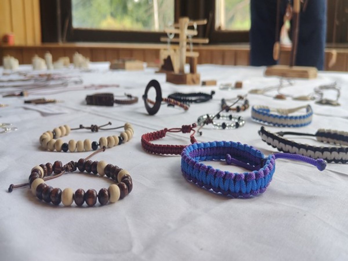 india_narrative's tweet photo. He is a self-taught artist though he admits that social media did help him in honing his skills. Aziz-ul-Rehman is a resident of Gulabagh, #Srinagar. In the beginning, he made earrings and pendants from bones and then slowly graduated to other products. He enabled to get better his artwork in the lockdown due to the Covid-19 pandemic (3/4)