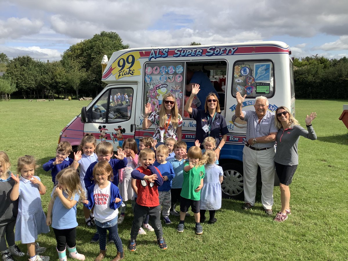 llanrhidianp's tweet photo. #LlanPiliPala #LlanFun Enjoying a summer treat from Cllr Richard Lewis 👍🏽👏🏼 diolch from all the children 🍦 https://t.co/kY5Nmfz77H