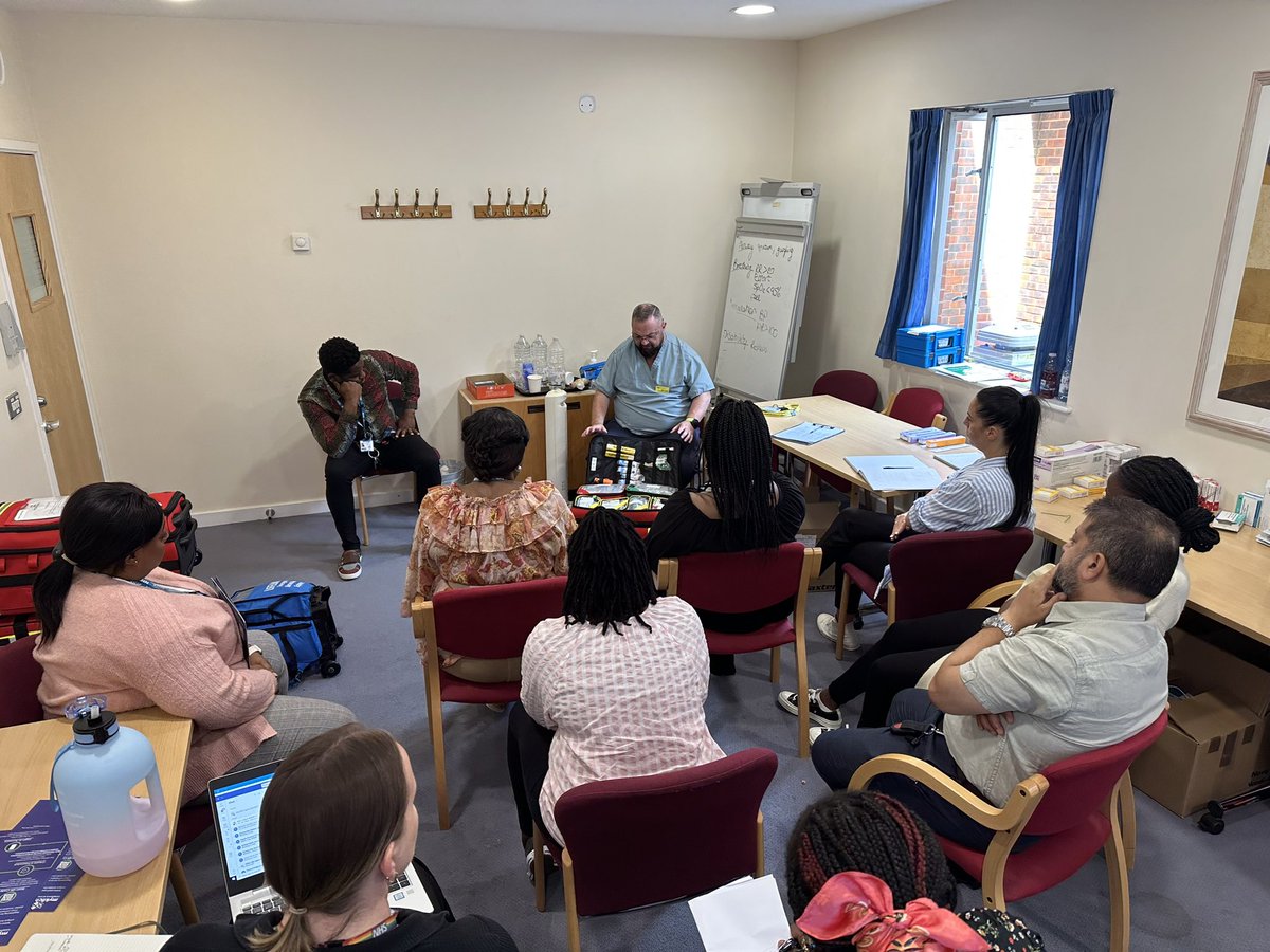 Specialist physical health team rolling out new resus bag 👏🏽👏🏽👏🏽⛑️😎😎 <a href="/NurseSoda/">NurseSoda</a> <a href="/FrancescaSmarg1/">Francesca Jays</a> @D_G_Stone1978 <a href="/PhilJackson2/">Horrorcurry⚒🎄🦅</a>