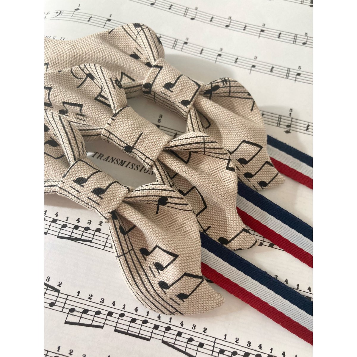 LeMoustachu_FR's tweet photo. We all have a friend or family member who is passionate about music ! 🎺🎻🎤
Treat him or yourself by harmonizing your style with your personality ☀️

To order your bow tie, go to the online store https://t.co/UsAdI7iWb8 💈

#bowtie #mustache #style #fashion #music #musician https://t.co/DyZ5C0B8lE
